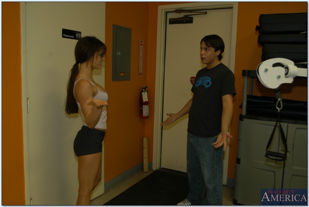 凡妮莎·莱恩在健身房被火辣运动女神狂干