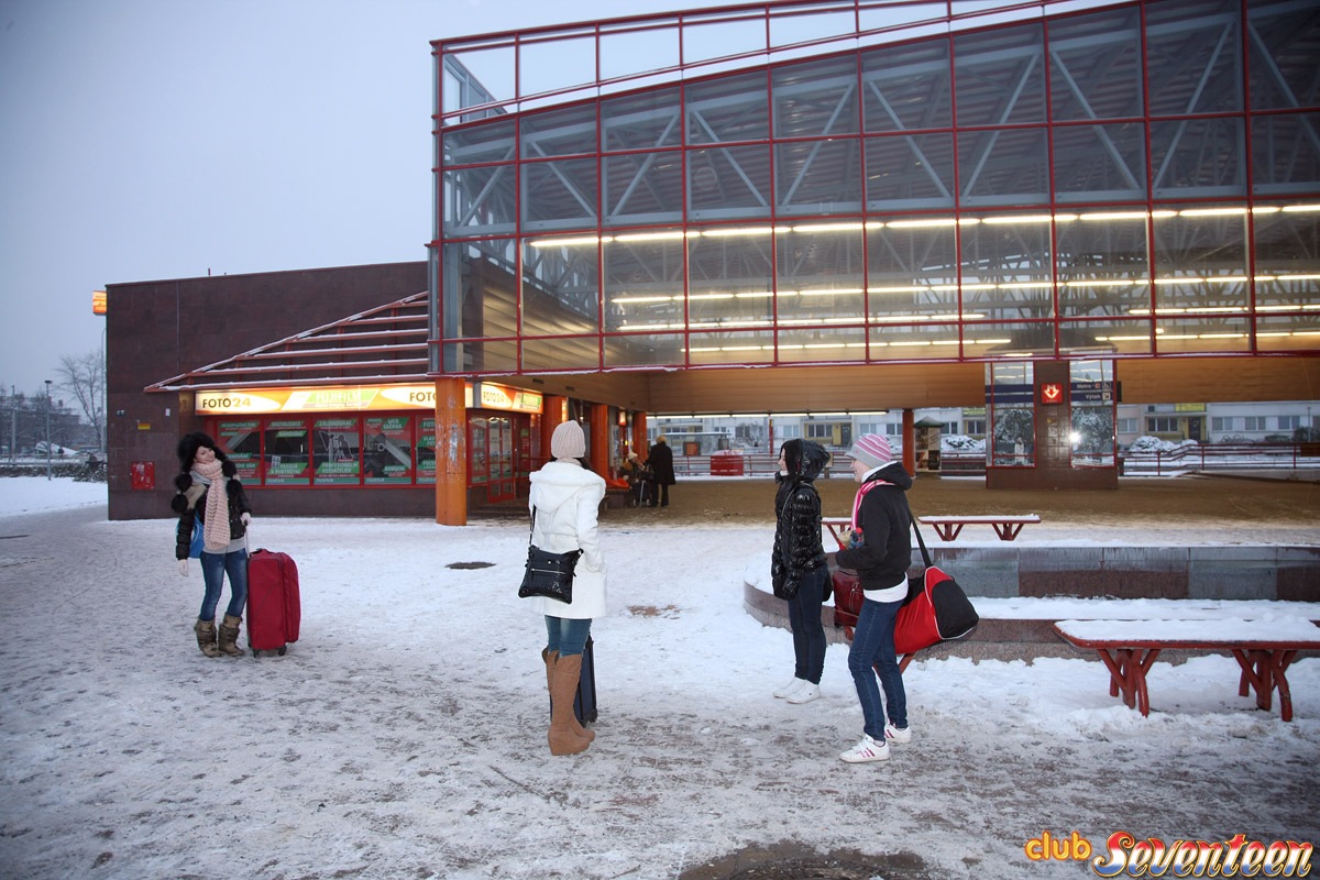 المراهقات الصديقات المقربات يكشفن عن ثديهن في الثلج ثم يستمتعن بمجلس مثلي ساخن في نزل التزلج