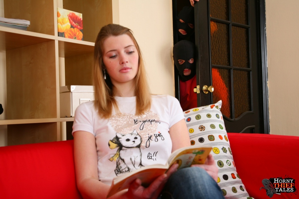 رجال ملثمون يجبرون مراهقة بيضاء على ممارسة الجنس ويقذفون على صدرها