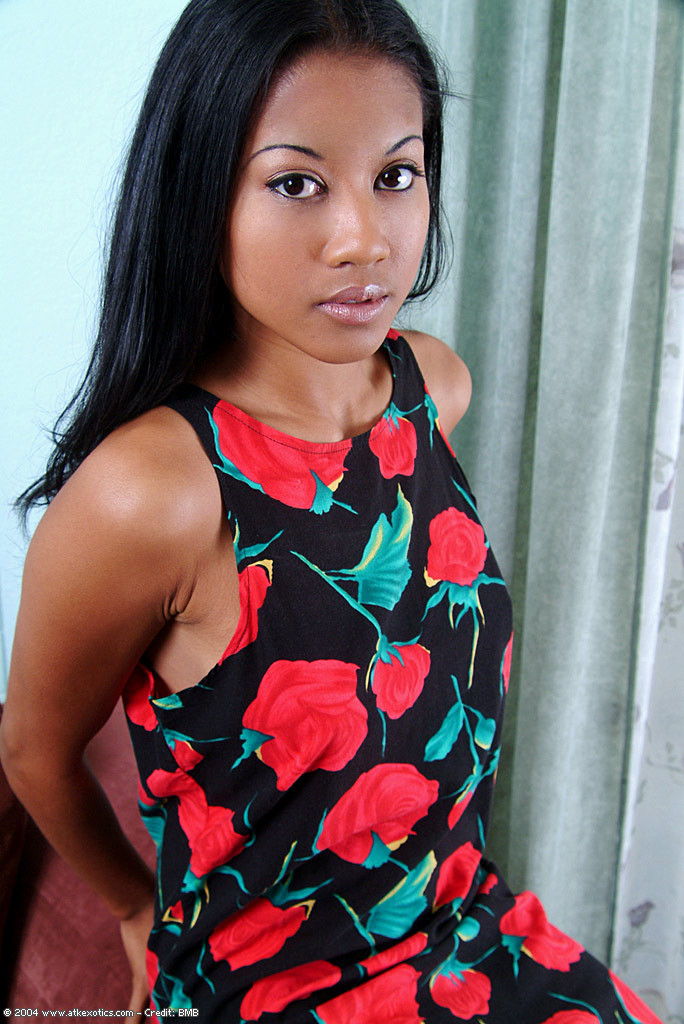 Black Beauty Lily Zeigt Hübsche Rosa Muschi Nach Schamlippen Dehnen