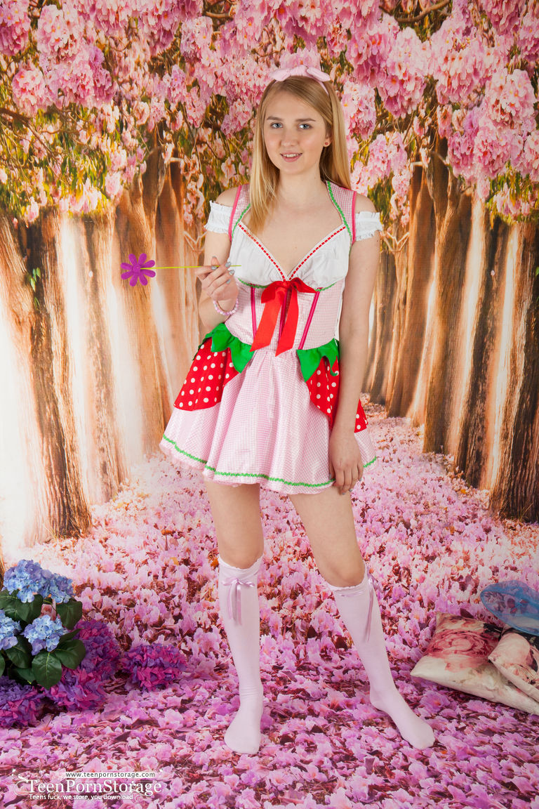 Adolescente Nimfa Encantadora Se Quita El Vestido Y Las Medias De Rodilla Para Mostrar Coño Afeitado