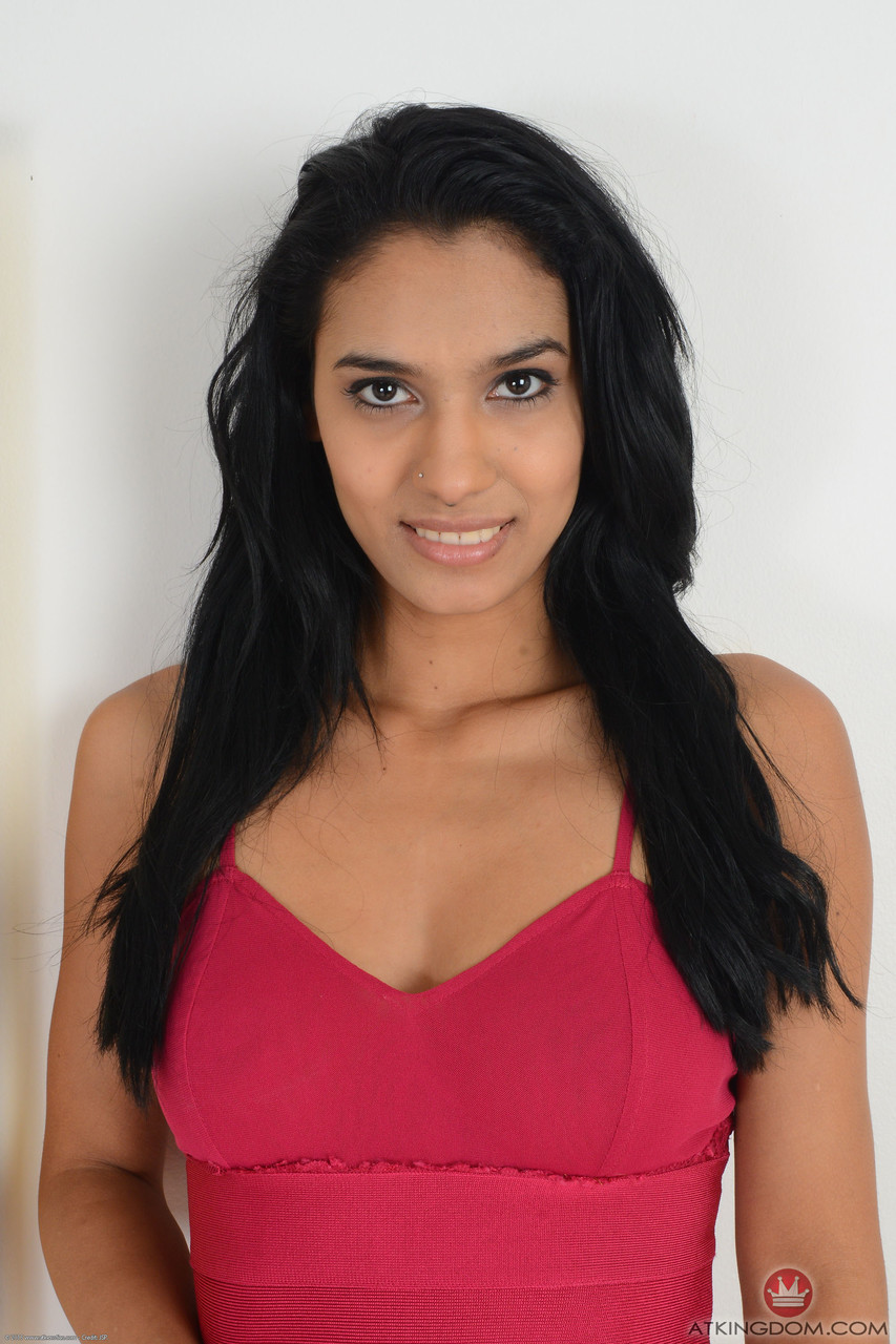 Latina Sexy Karmen Bella Tira O Vestido Quente E Expõe O Grande Clitóris