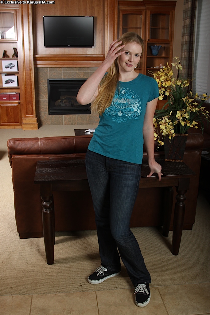 مبتدئة ممتلئة مع مؤخرة وفرج منحوتة تنتزع ملابسها