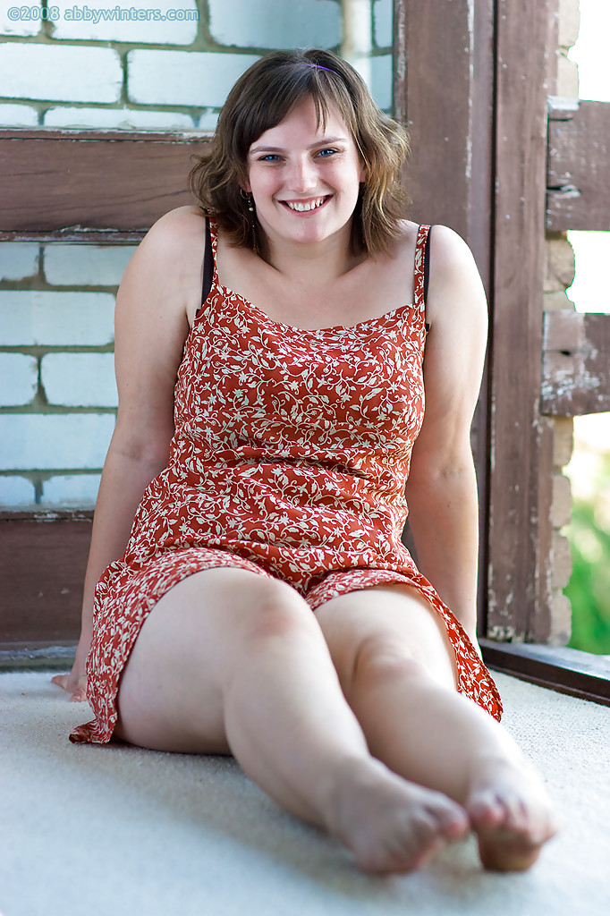 गोल-मटोल शौकिया इलोना ड्रेस और ब्रा उतारकर प्राकृतिक स्त्रों को प्रकट करती है