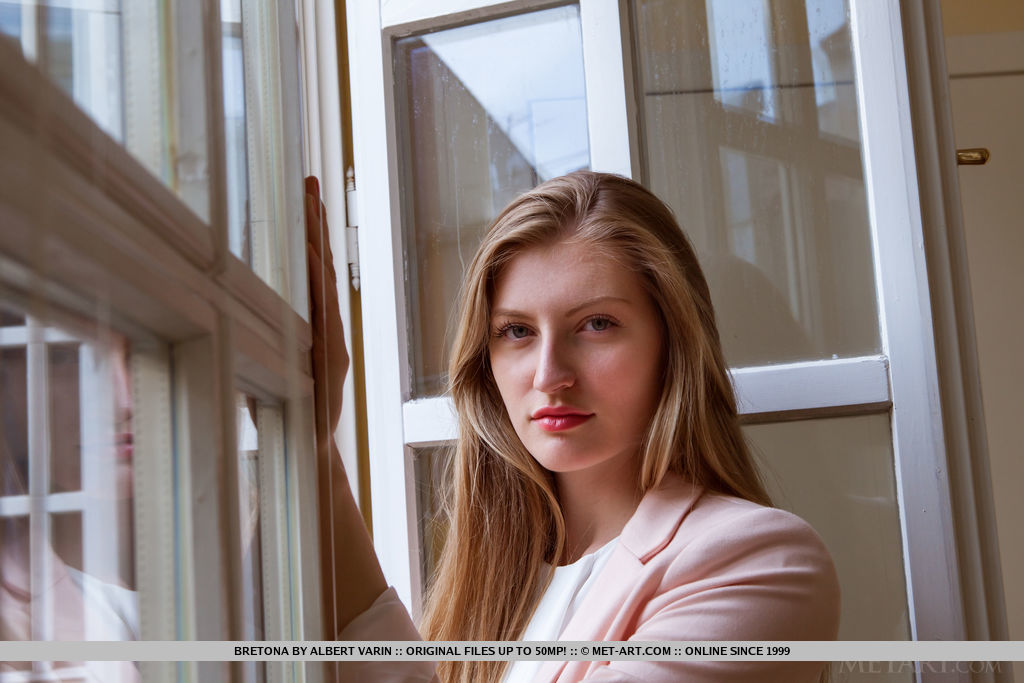 Бретонка Демонстрирует Гладкую Пизду После Распашонки На Дневном Диване