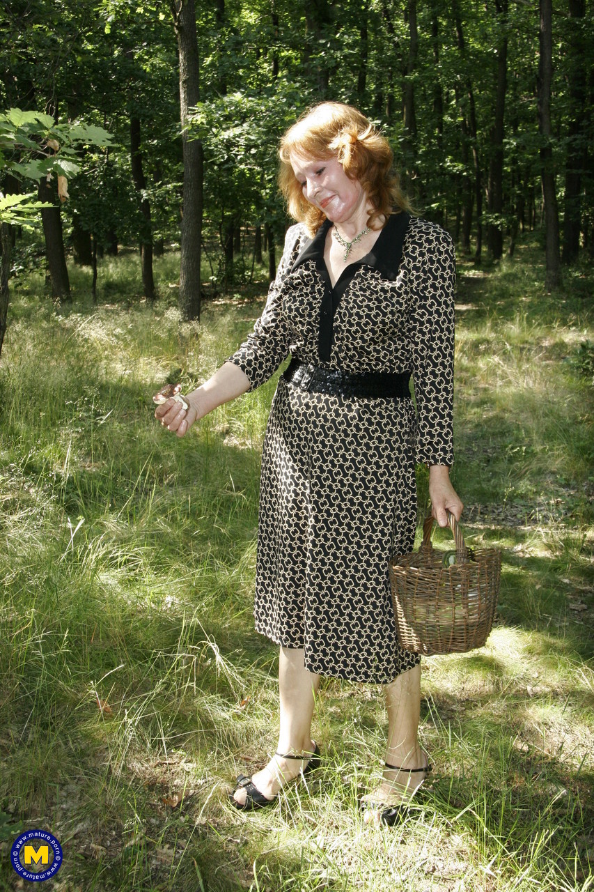 A Vovó Majesta Faz Um Boquete Em Um Rapaz Adolescente Na Natureza