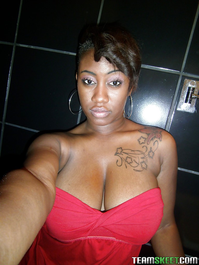 Пышнотелая Эбонитовая Спокойствие Раздевается И Представляет Себя