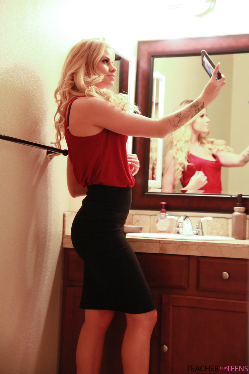 Estudiante Rubia Menuda Y Sexy Profesora Rubia En Trío FFM Secreto