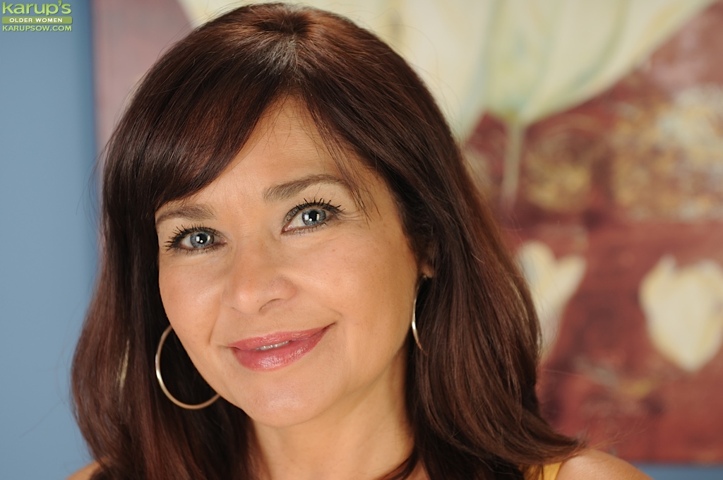 Natasha Oliwski Femme Mûre Se Déshabille Pour Son Premier Shooting Nu