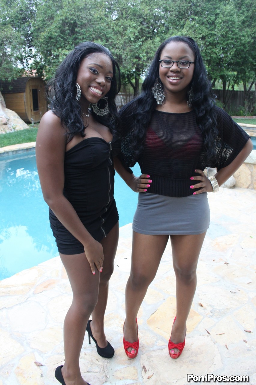 Coquines Filles Noires Ebony Star Et Amie Exhibent Des Énormes Fesses Noires En Extérieur