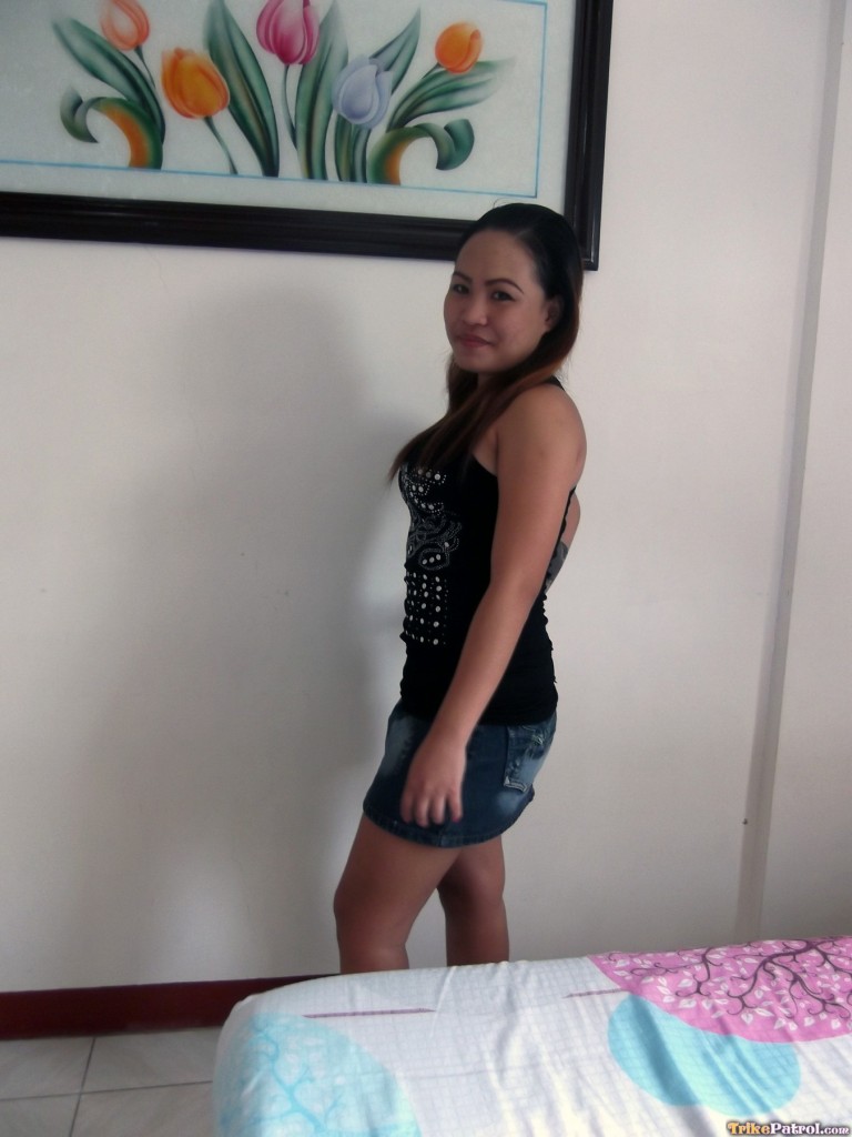 الآسيوية الصغيرة السعيدة آنا ماري تتعرى لإظهار صدرها الجميل المشدود وتفتح