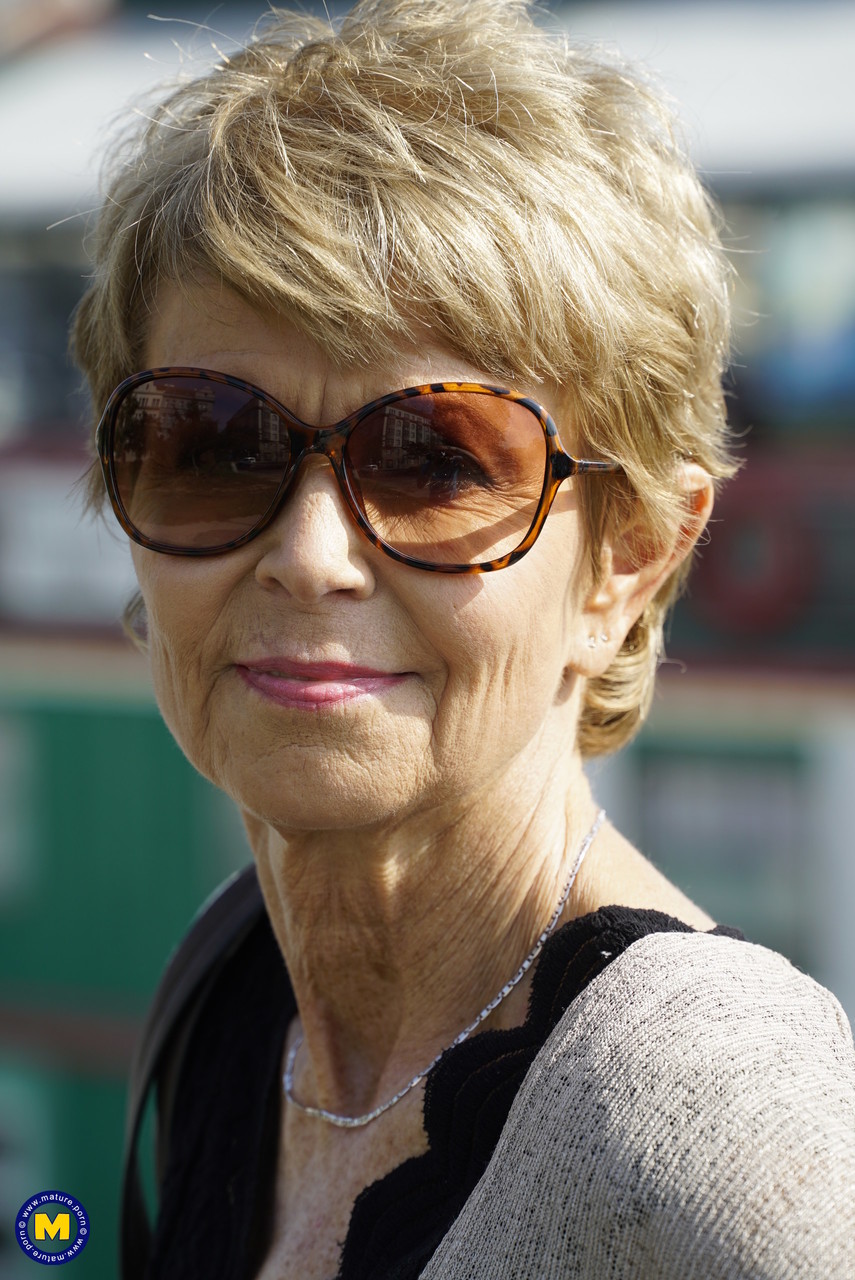 Mulher Madura Romana Leva Homem Mais Jovem Para Casa Para Um Boquete E Uma Foda