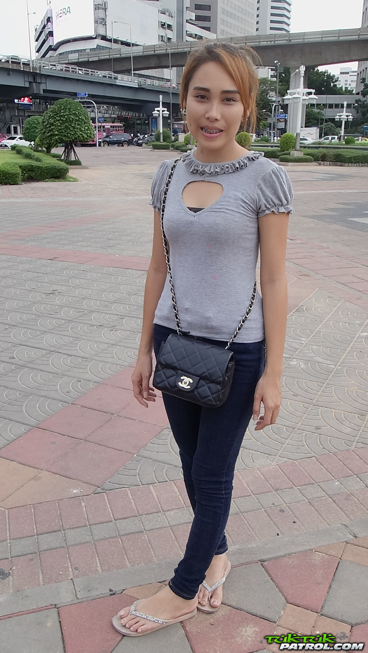 Молодая Таиландская Девушка В Ортодонтических Скобках Обнажает Свои Маленькие Груди И Аккуратно Подстриженную Пизду На Кровати