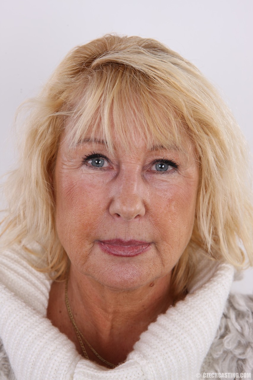 Regina, Abuela Vieja, Se Desnuda Para Su Primera Audición Porno, Muestra Sus Tetas Caídas