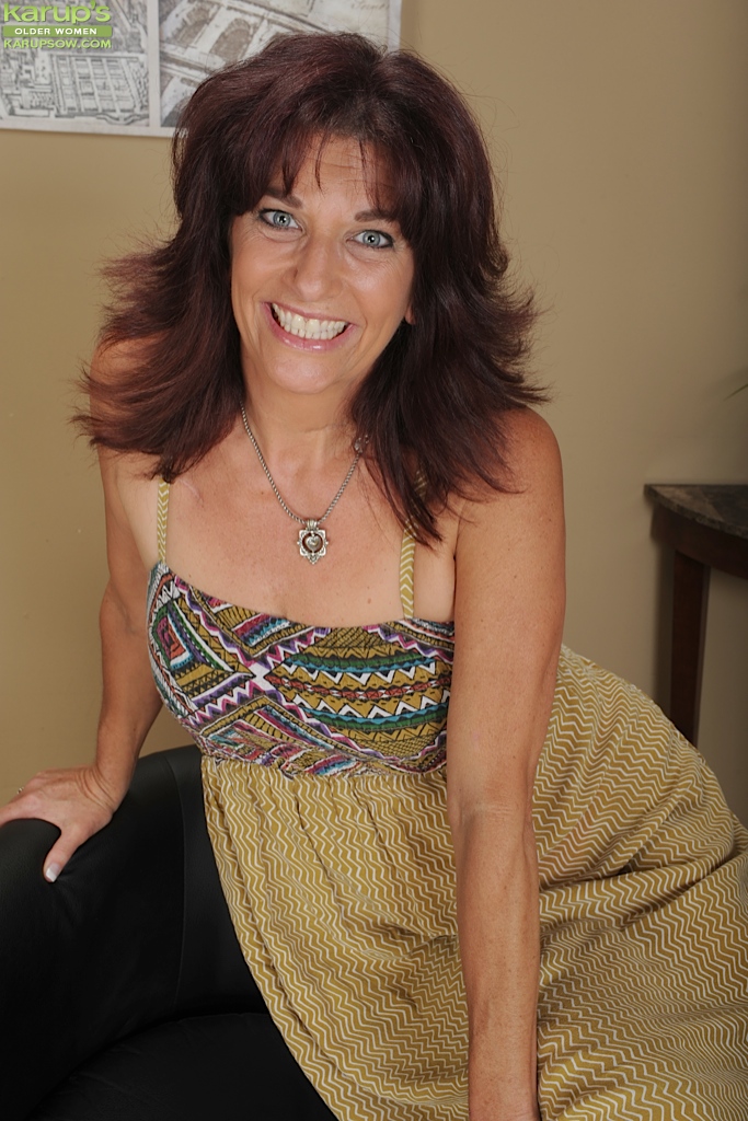 Mujer Madura Alta Val Creek Abre La Concha Rosada De Par En Par Para Primeros Planos