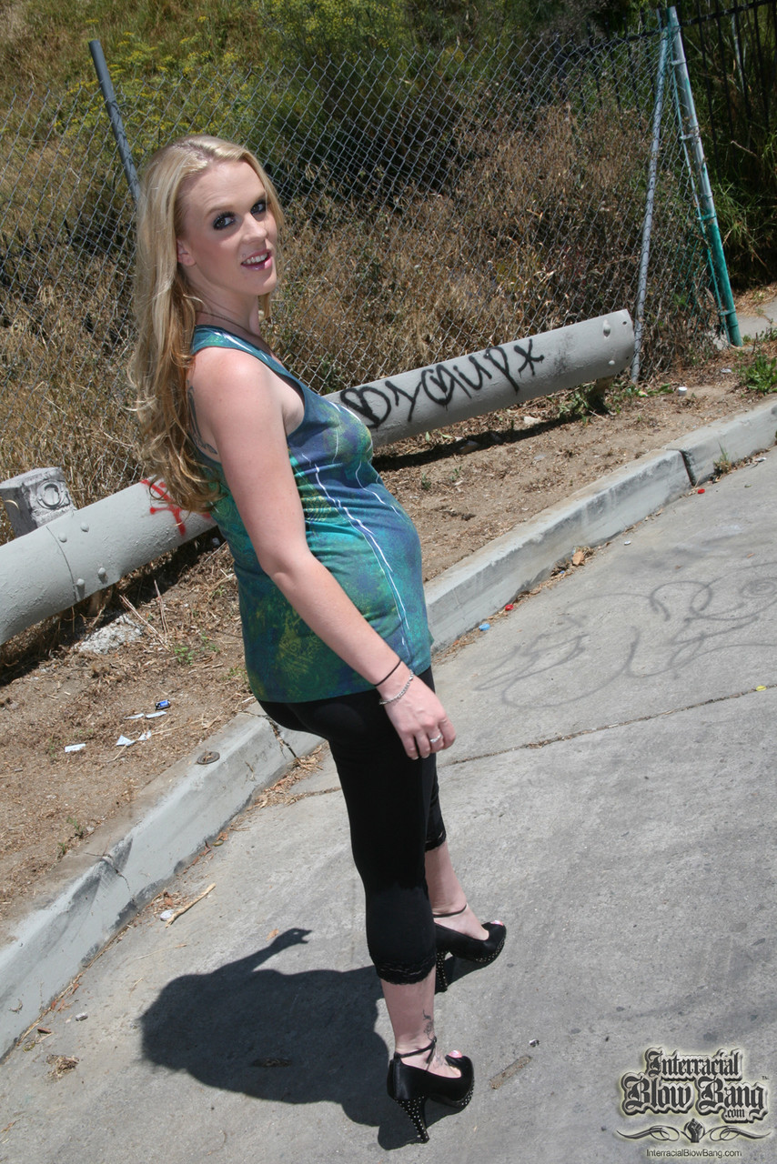 Блондинка Беременная Хайди Мэй Получает Живот Облитым В Гэнгбэнге С Большими Чёрными Членами