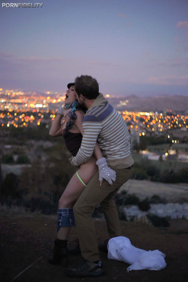 性感金发女郎AJ Applegate从Ryan Madison那里学习粗暴性爱