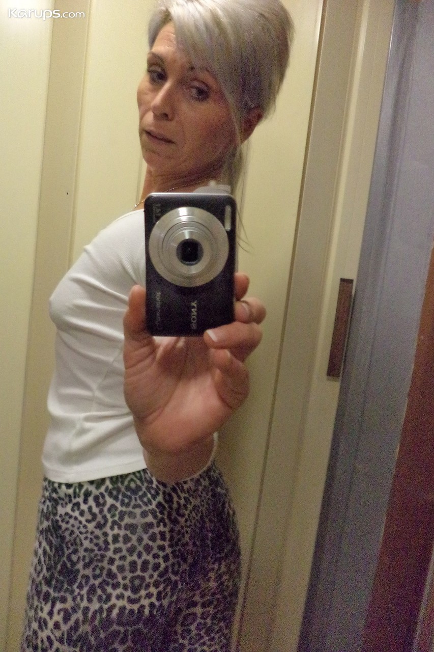 चेक मिल्फ कैथी व्हाइट का मिरर सेल्फी स्ट्रिप शो