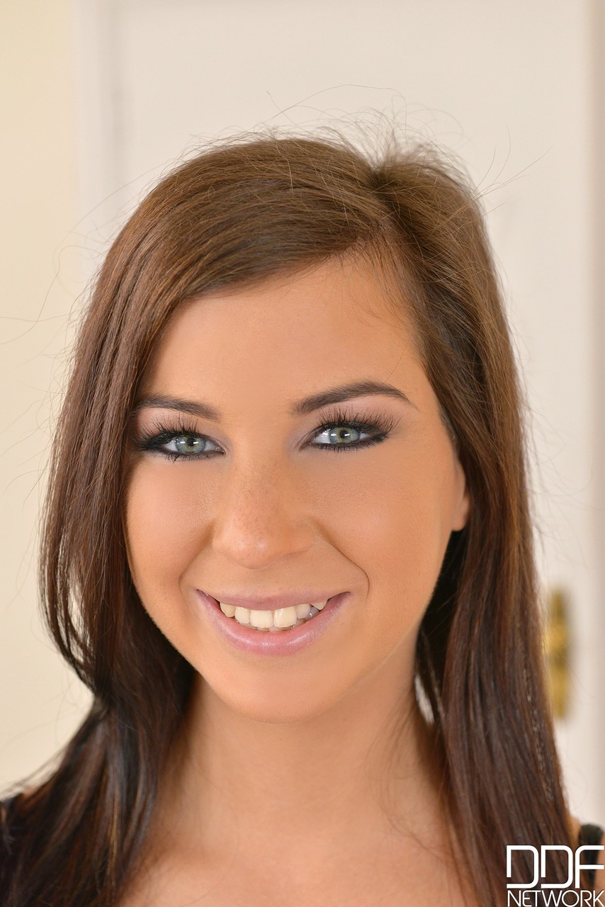 छोटी सी भूरी रंग की लड़की Onyx Viper कपड़े उतारती है और संवेदनशील तलवे और योनि को उजागर करती है