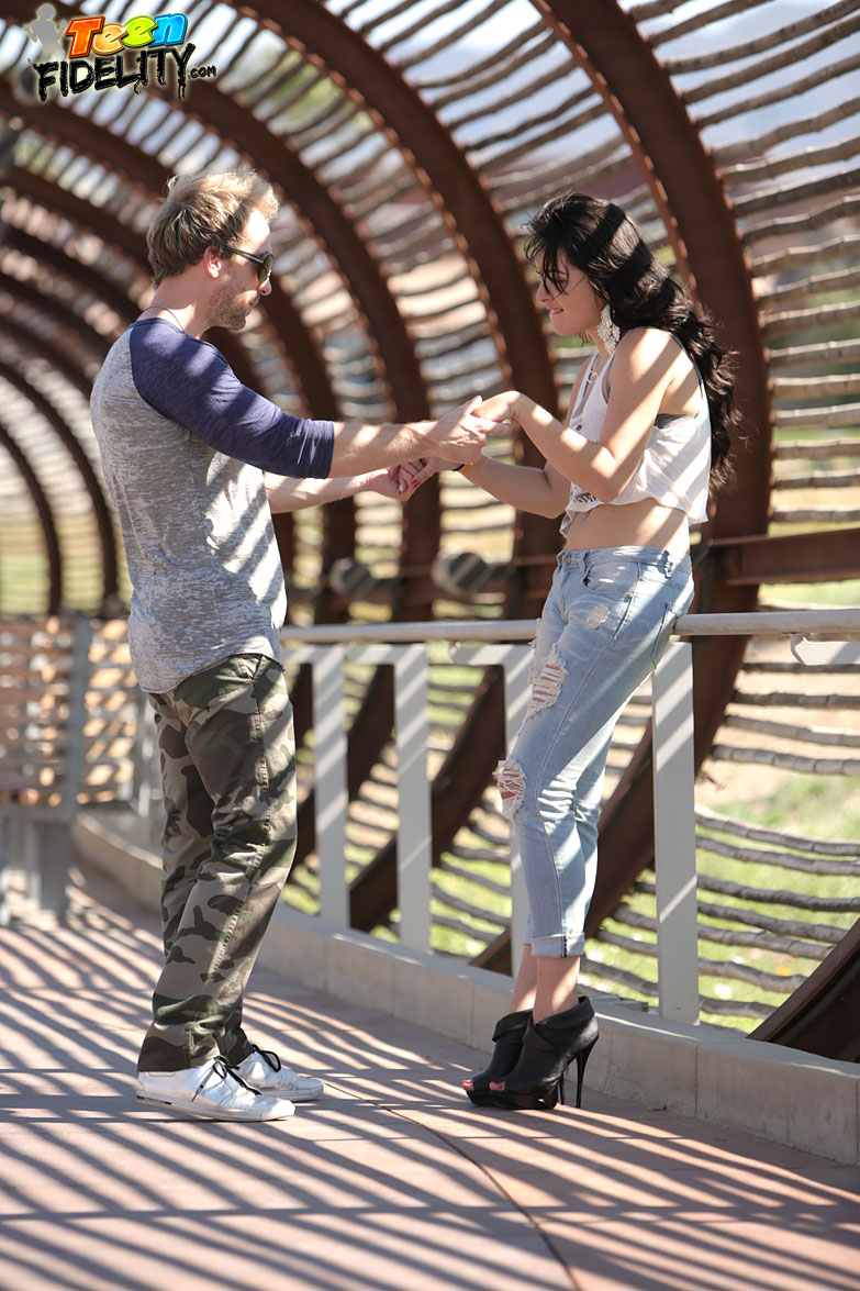 棕发少女娜塔莉·哈特在每个房间被激烈性爱