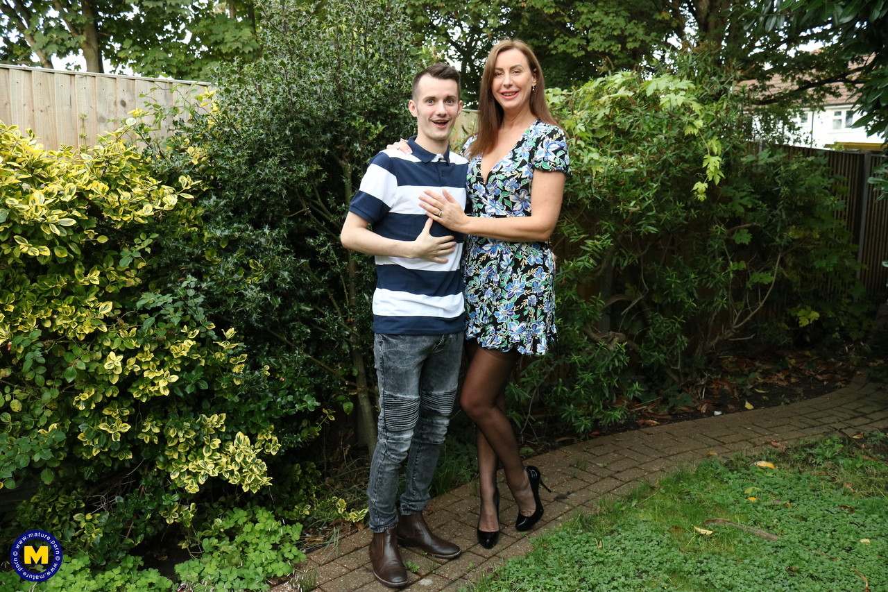 स्टॉकिंग्स में हॉर्नी कूगर सोफे पर जवान स्टड को चोदती है