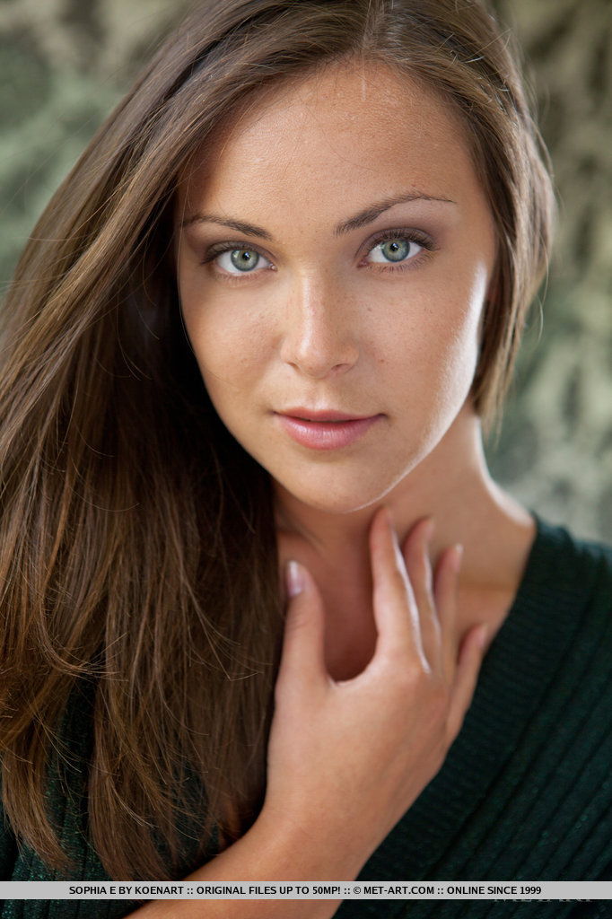 Sophia E, Euro-Babe, Zieht Sich In Der Küche Aus, Um Heiße Titten Und Arsch In Nahaufnahme Zu Zeigen