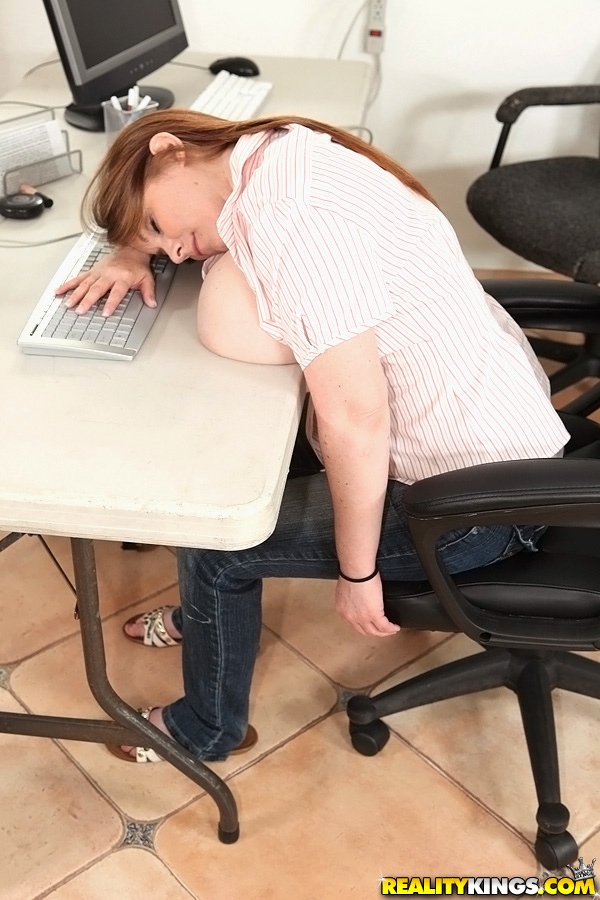 पक्की और मोटी डिज़ायर सोते हुए अपने विशाल स्तन दिखाती हुई और वीर्य से ढक जाती है