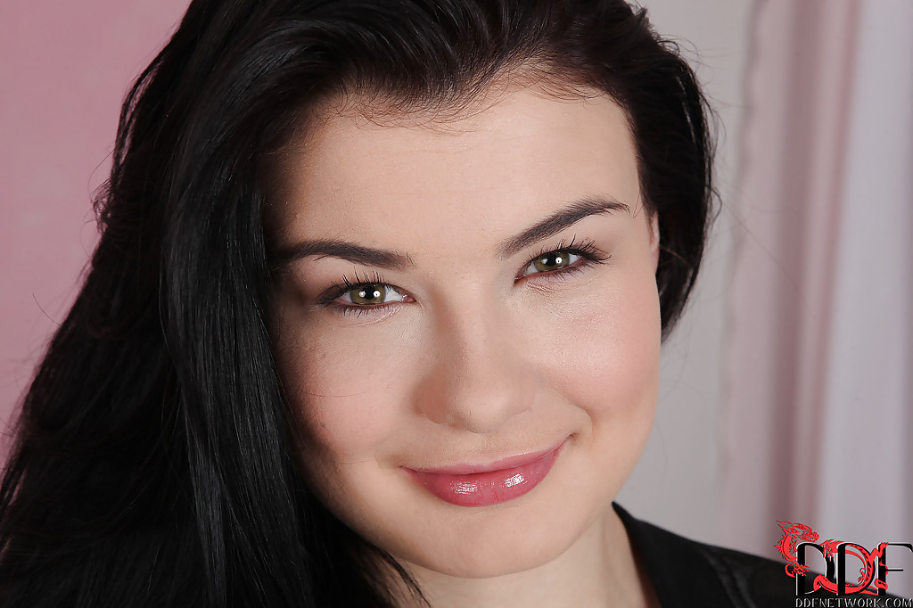 Moça Selvagem Lucy Ly Exibe Sua Magnífica Boceta