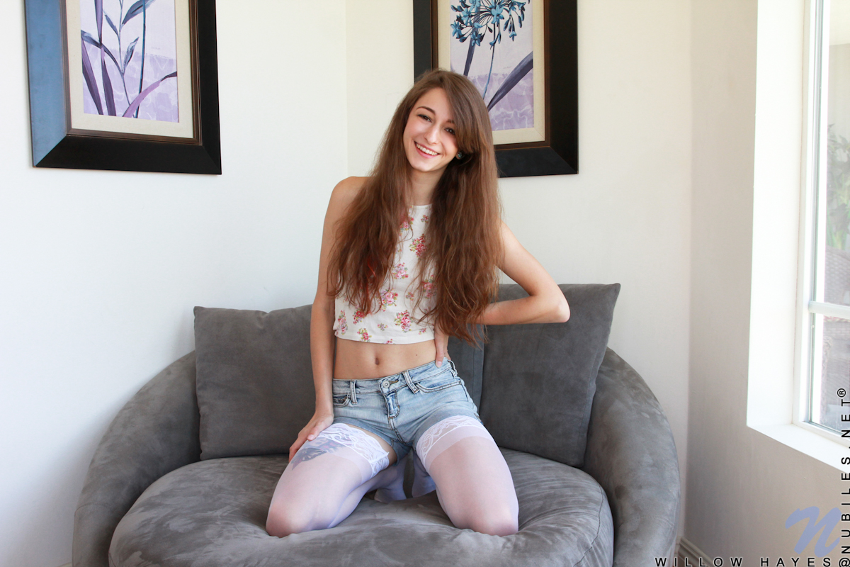 मीठी किशोरी विलो हेस शॉर्ट्स और कमीज उतारने के बाद योनि के होंठ फैलाती है