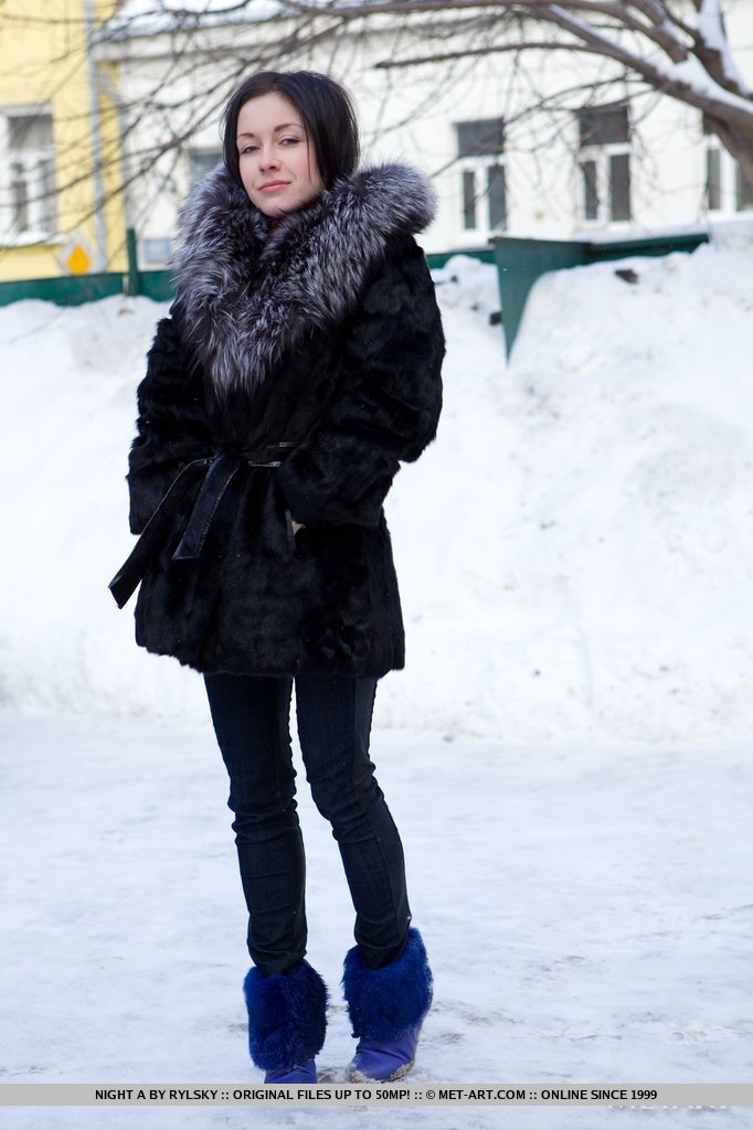 Brünettes Glamour-Modell Nachts Entblößt Haarige Mähne In Verspielter Weise