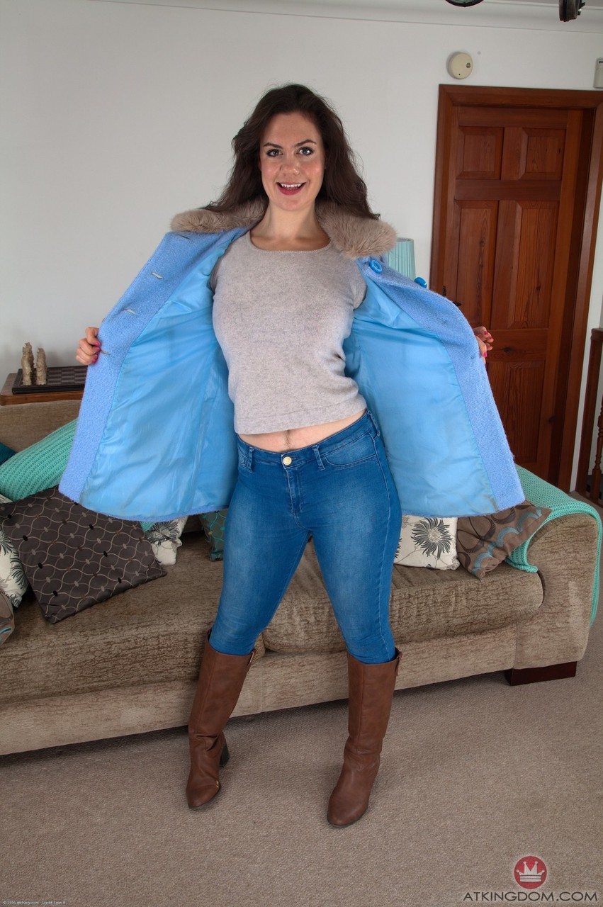 Mulher Madura Curvada Tira Calça Jeans Justa Para Mostrar Axilas Cabeludas E A Boceta Peluda