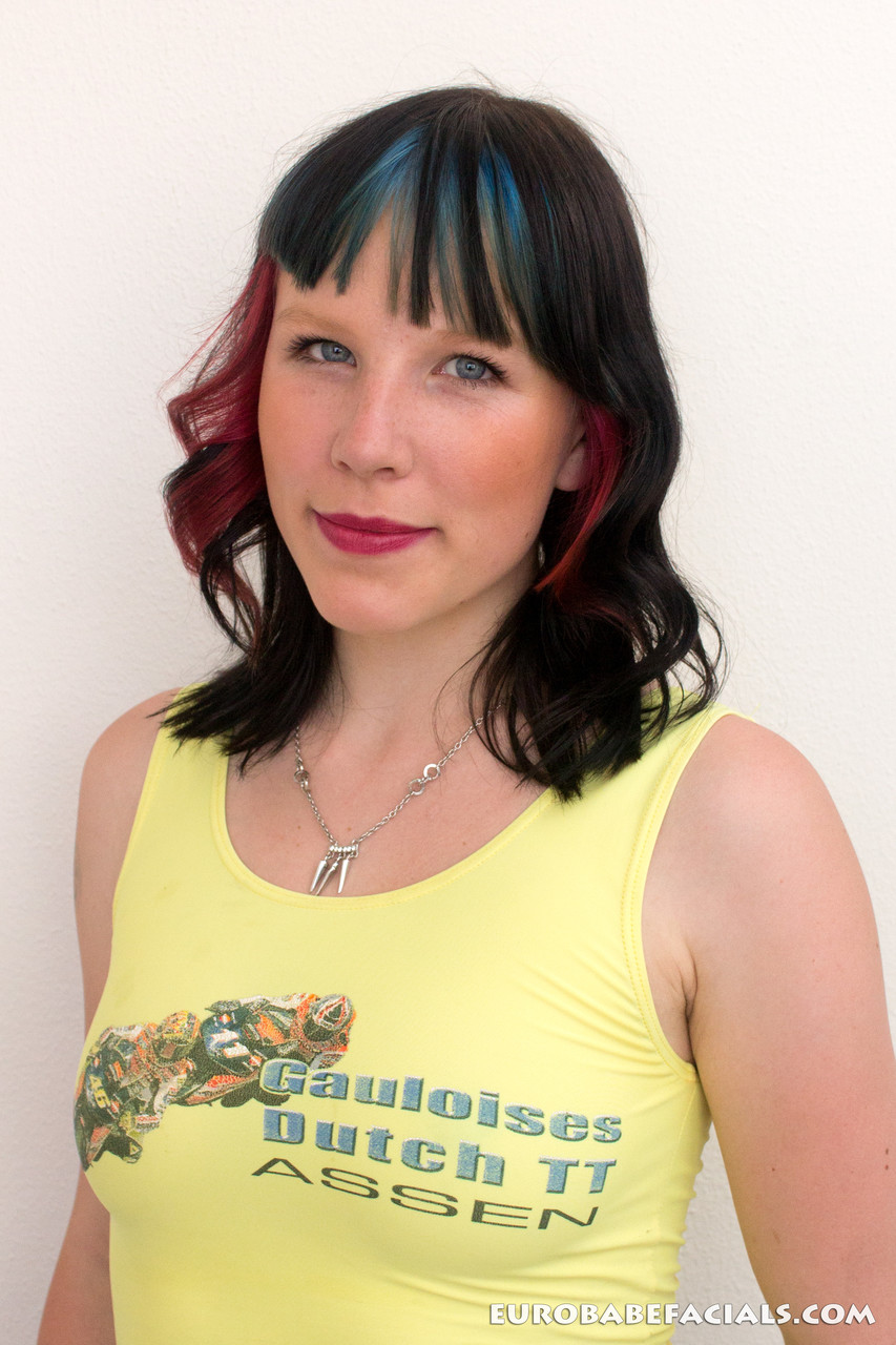 Amatrice Saphira M Se Déshabille Avant De Sucer Une Grosse Bite