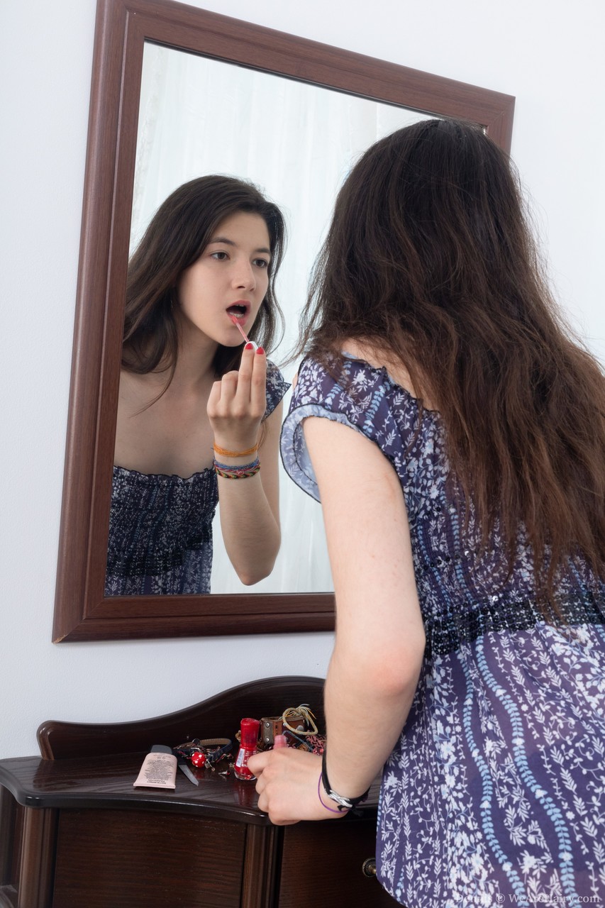 حلوة هواية دенніس تكشف عن إبطيها الشعرية وتلعب مع كونتها الشعرية في独奏