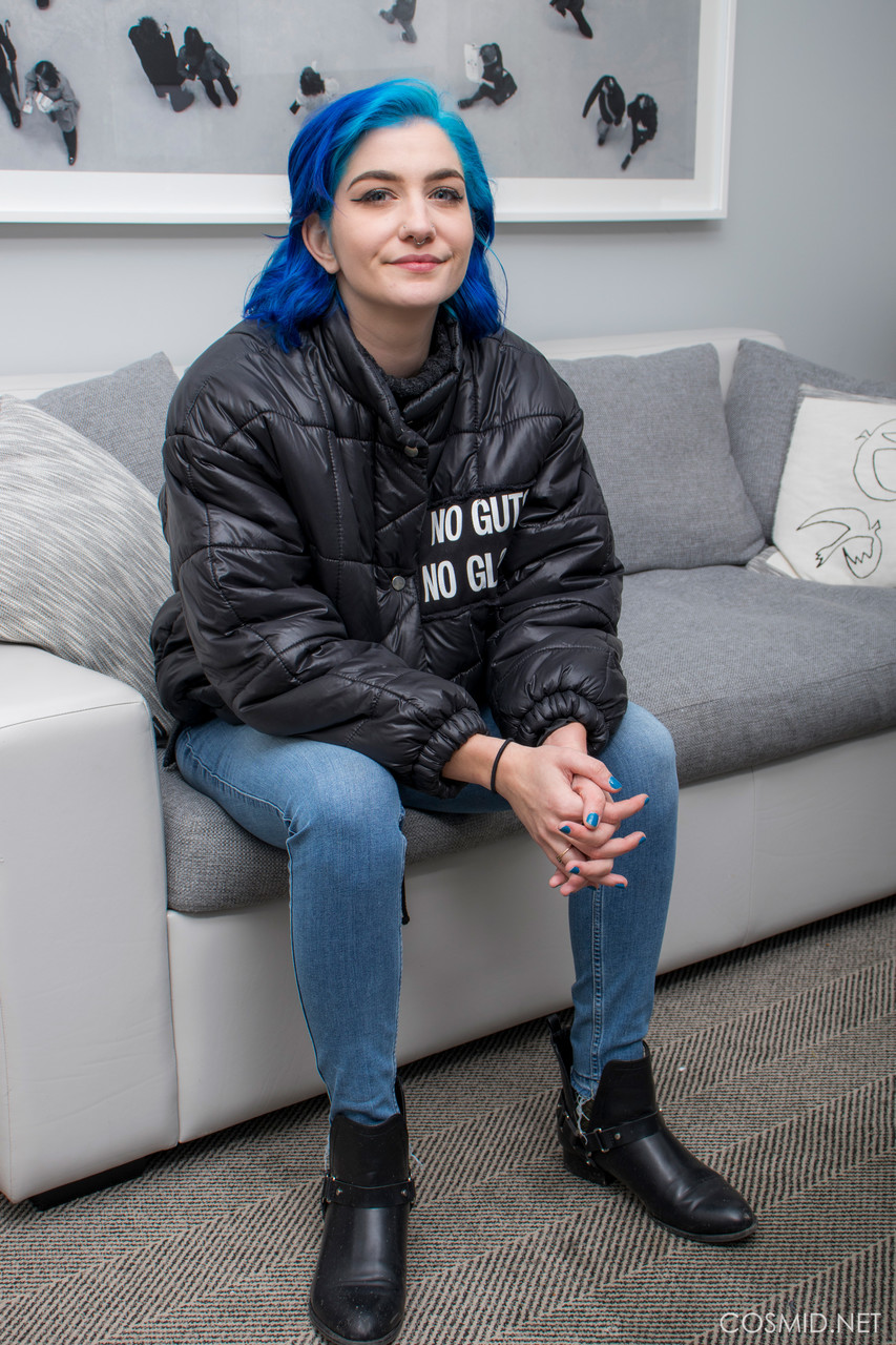 Skye Blue Cabelo Tingido Garota Solo Mostra Seus Belos Seios Striptease Suave