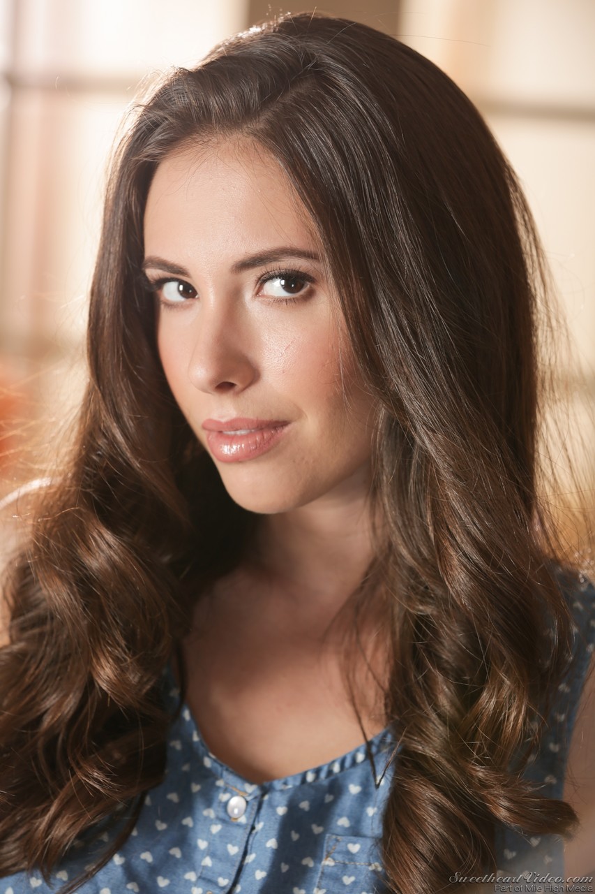 Séduisante Casey Calvert Se Déshabille Pour Montrer Ses Petits Mamelons Et Son Chaud Fessier