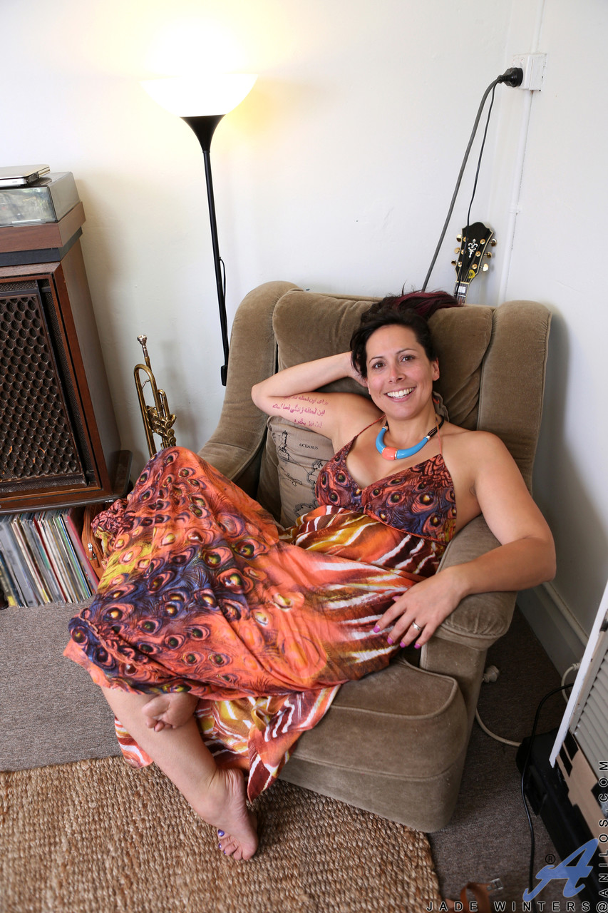 Sexy Esposa Caliente Jade Winters Se Desnuda Y Muestra Sus Curvas