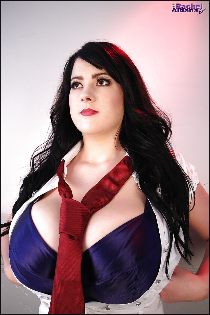 巨乳美女レイチェル・アルダナが制服から巨大なおっぱいを解き放つ