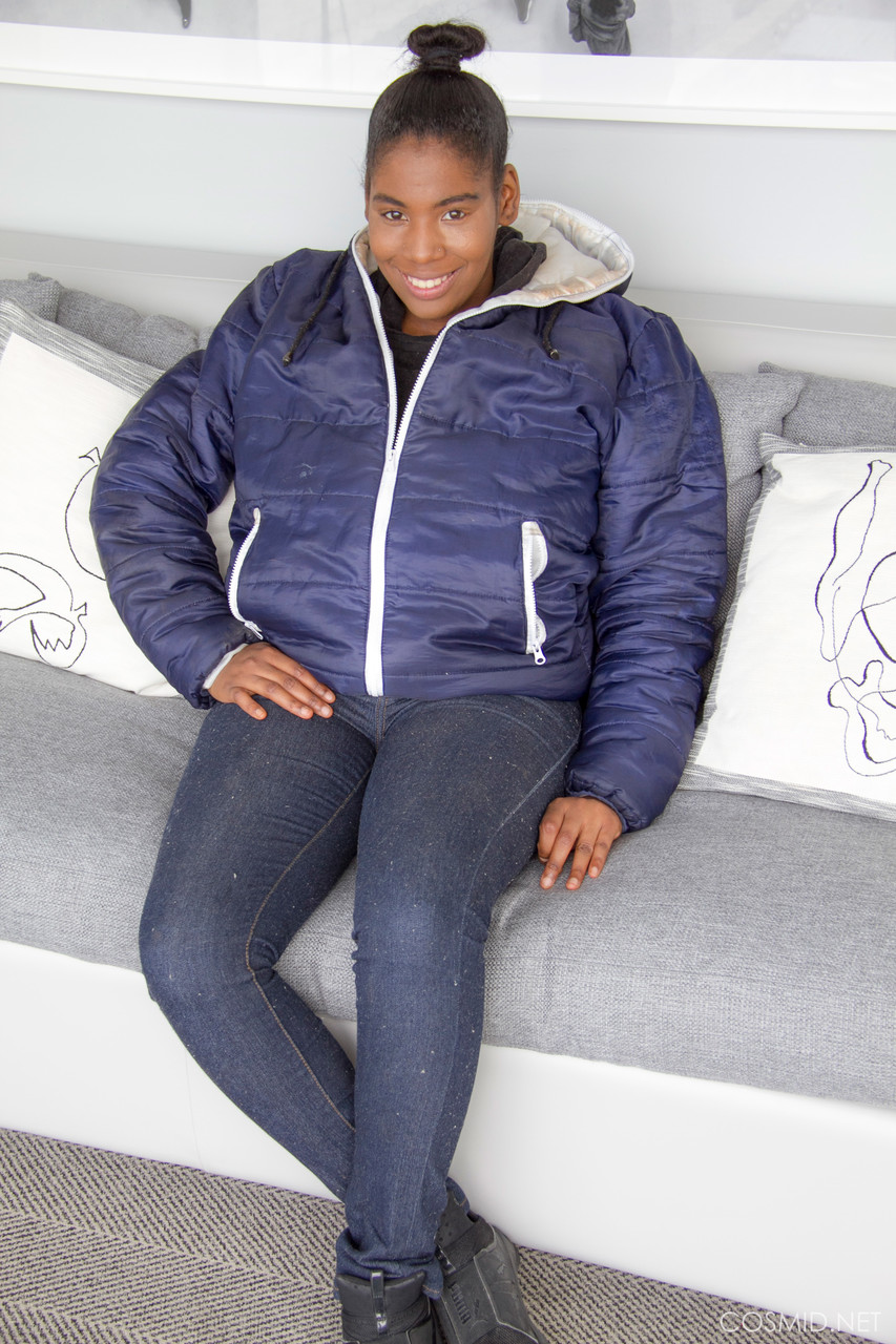 Lächelnde Ebenholzschönheit Zieht Das Shirt Aus Um Ihre Riesigen Titten Zu Zeigen