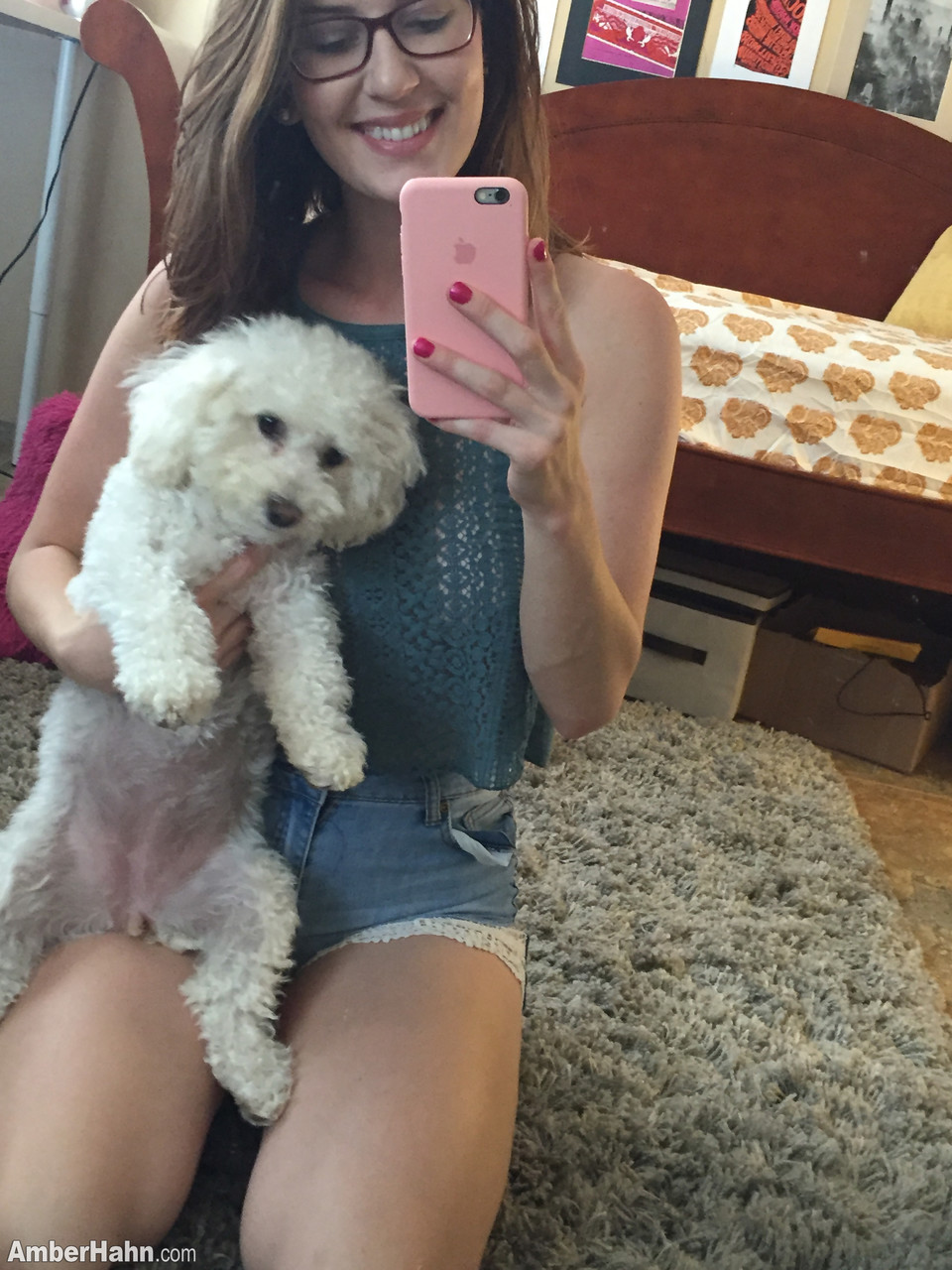 オタクな女の子アンバー・ハーンが裸の体の部分を見せながら自撮りを撮る