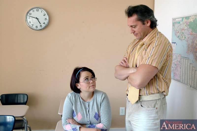 الطالبة الممتلئة اللطيفة ذات النظارات كاسي ستار تُنكح من الخلف