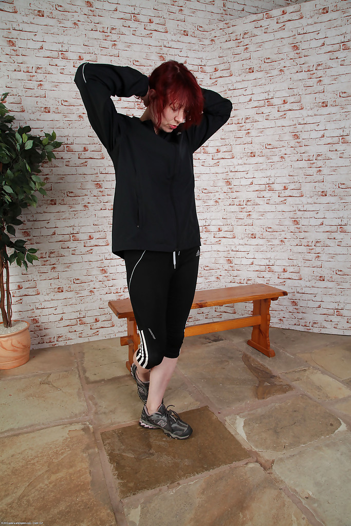 स्कारलेट रोज़ परिपक्व लाल बालों वाली लोमड़ी के गुप्त जुनून को उजागर करती है