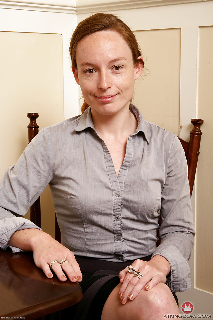 Petite Pelirroja Ana Molly Enseña Bajo La Falda Con Panties Blancas Y Su Conejo