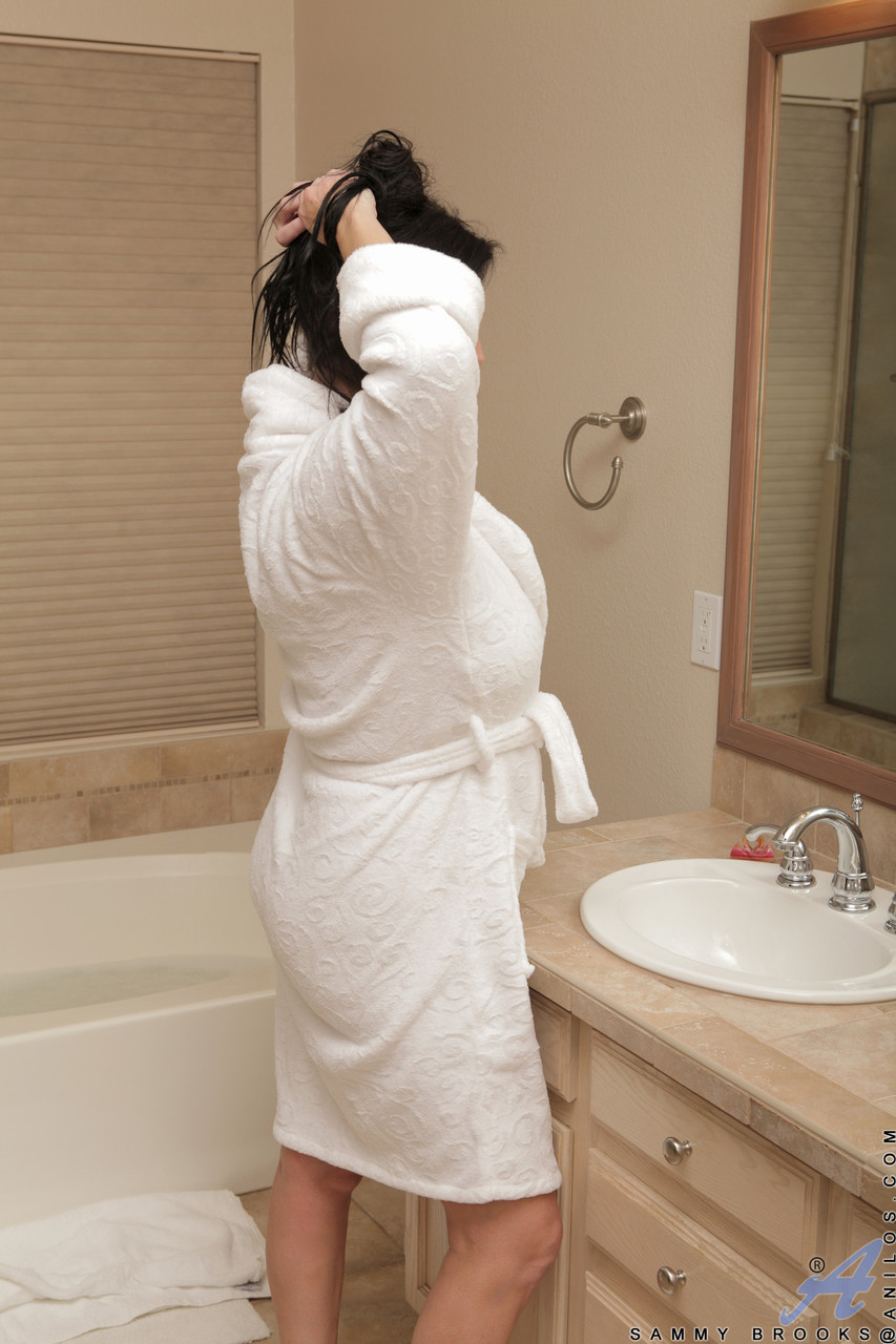 الأم الشهية سامي بروكس تداعب ثدييها الضخمين وتستمني في حوض الاستحمام