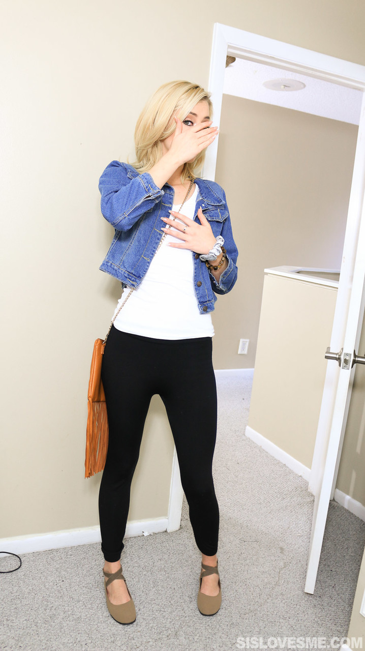 पतली सुनहरे बालों वाली हेली अपने बड़े लंड वाले सौतेले भाई को हस्तमैथुन करते हुए पकड़ती है और उसके बड़े लंड पर सवारी करती है