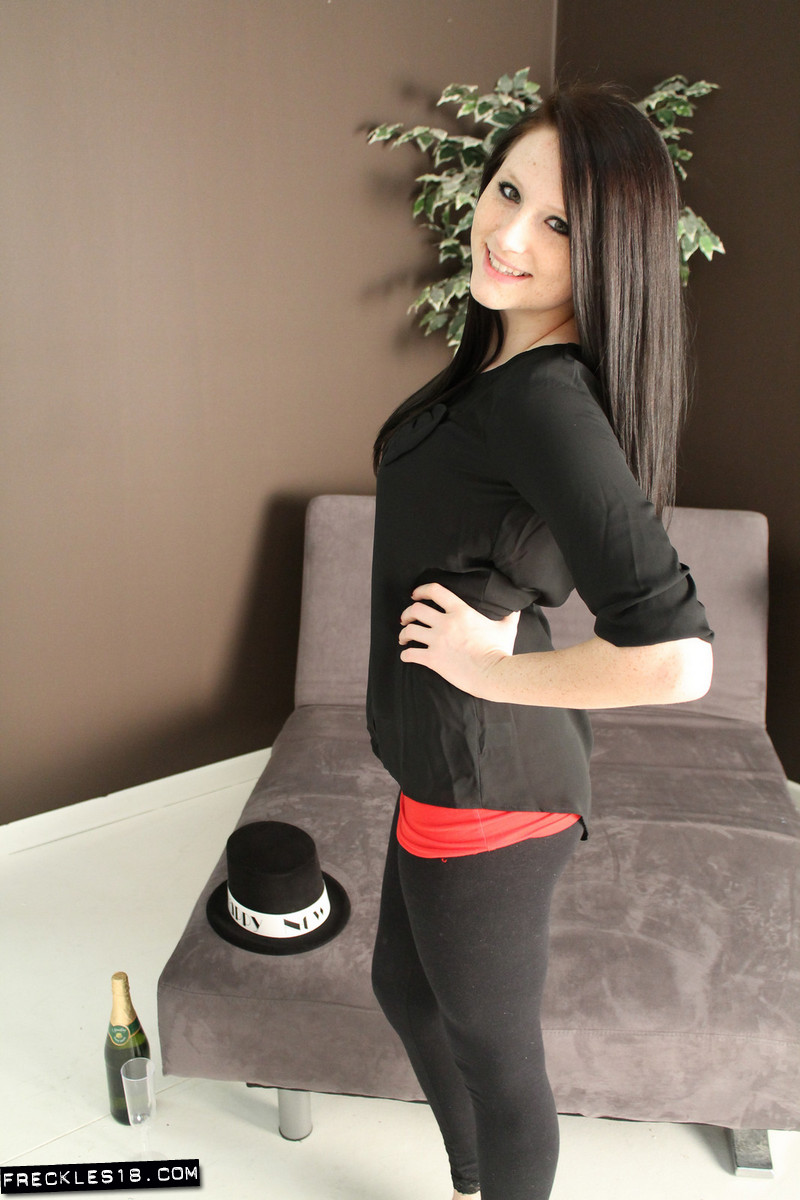 そばかつの素人ティーンが新年会でランジェリーまで脱ぐ