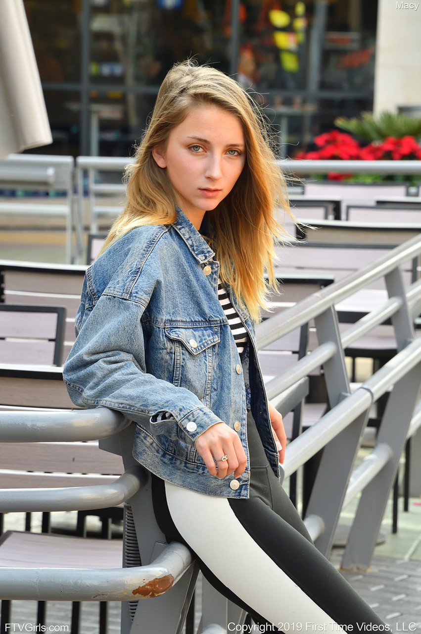 Magra Amadora Macy Dobra Para Trás Os Lábios Menores Antes Da Masturbação Com Um Brinquedo