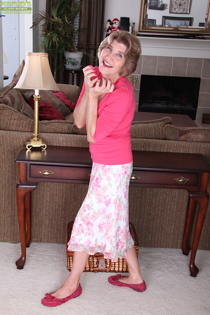 Oma ÜBER 60 Jahre Zieht Sich Vintage Dessous Für Masturbation Aus