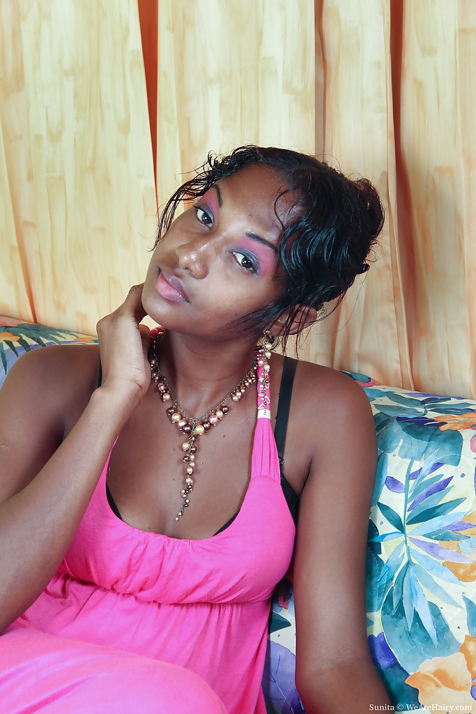 Busige Indische Schönheit Sunita Zieht Sich Aus Und Spreizt Die Beine