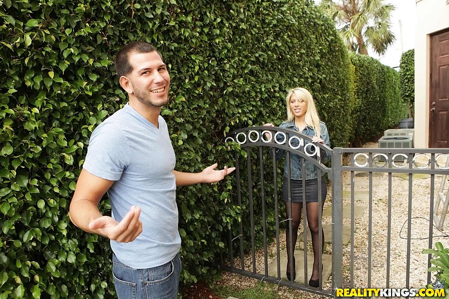 Blonde Milf Mit Großem Rundem Arsch Gebend Einen Sexigen Blowjob Tragend Strumpfhosen