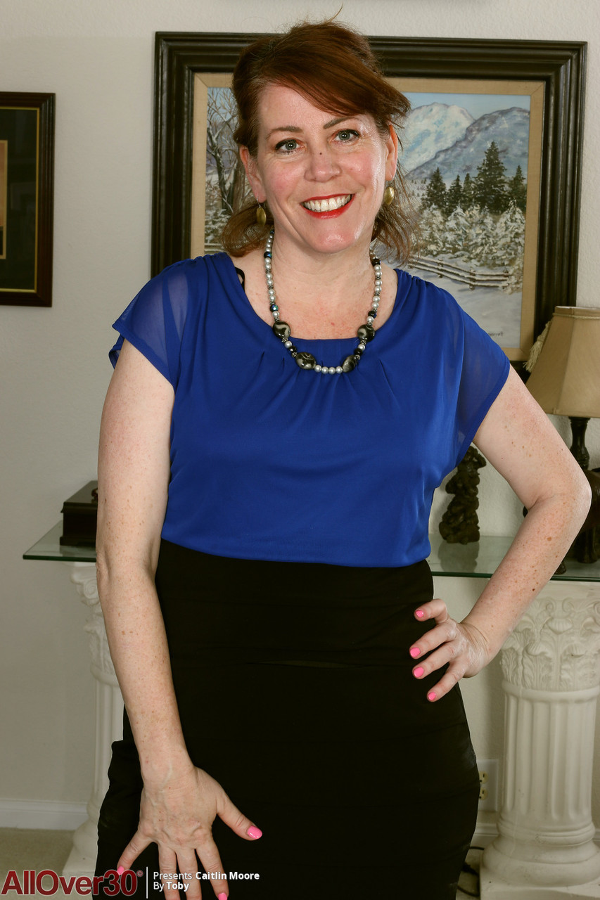 Caitlin Moore: 中年妇女穿着丝袜脱衣展示逼